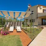 Debora With Private Pool And Backyard, Pet Friendly * Vodnjan