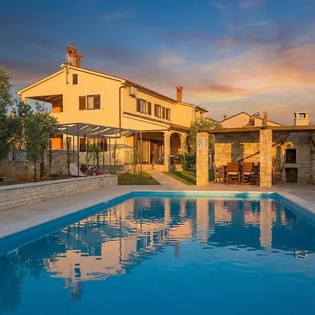 Debora With Private Pool And Backyard, Pet Friendly