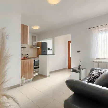 Debora With Private Pool And Backyard, Pet Friendly * Vodnjan