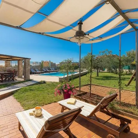 Dom wakacyjny Debora With Private Pool And Backyard, Pet Friendly