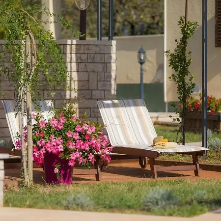 Debora With Private Pool And Backyard, Pet Friendly