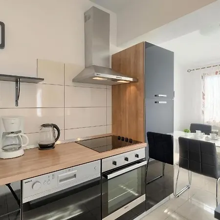 Debora With Private Pool And Backyard, Pet Friendly *