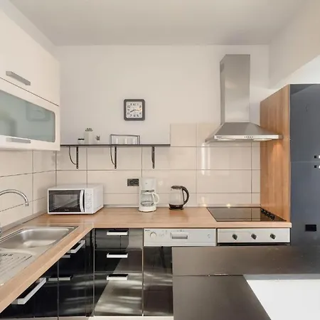 Debora With Private Pool And Backyard, Pet Friendly