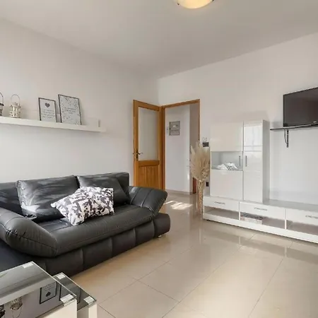 Debora With Private Pool And Backyard, Pet Friendly