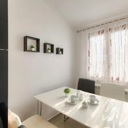 Debora With Private Pool And Backyard, Pet Friendly Vakantiehuis *