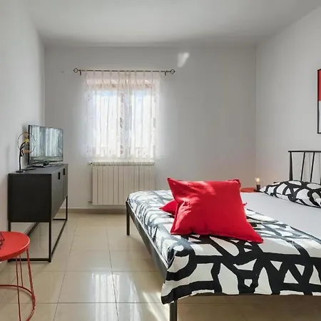 Debora With Private Pool And Backyard, Pet Friendly *