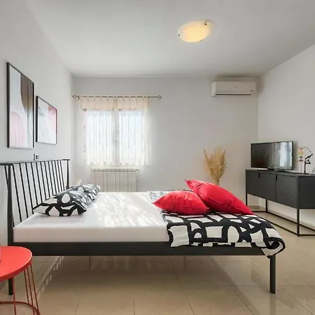 Vakantiehuis Debora With Private Pool And Backyard, Pet Friendly Vodnjan