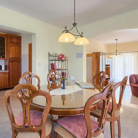 Debora With Private Pool And Backyard, Pet Friendly Vakantiehuis *