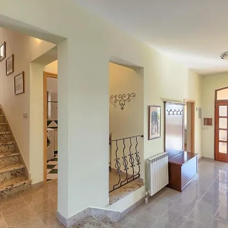 Debora With Private Pool And Backyard, Pet Friendly فودنيان
