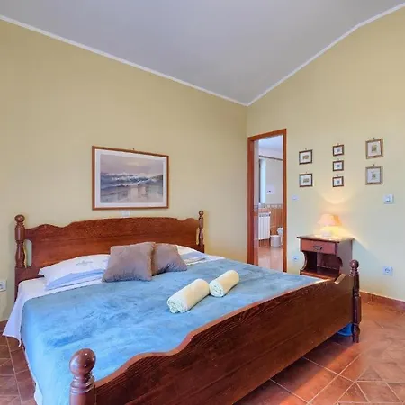 Debora With Private Pool And Backyard, Pet Friendly Vakantiehuis Vodnjan