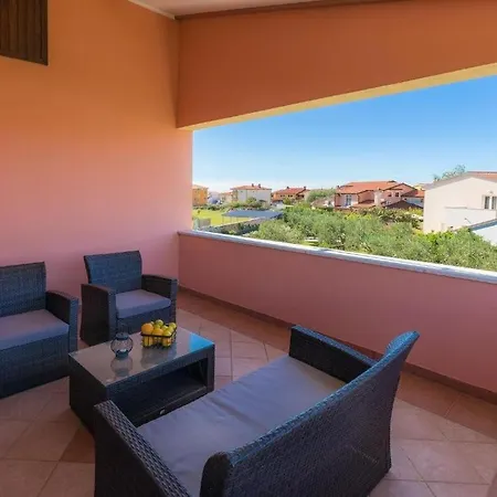 Debora With Private Pool And Backyard, Pet Friendly Vodnjan