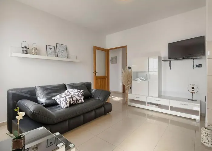 Debora With Private Pool And Backyard, Pet Friendly