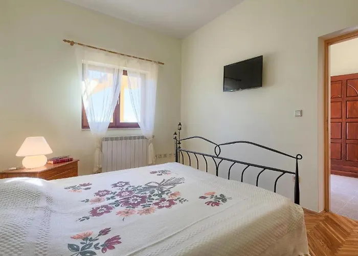 Debora With Private Pool And Backyard, Pet Friendly *