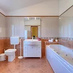 Debora With Private Pool And Backyard, Pet Friendly Ferienhaus Vodnjan