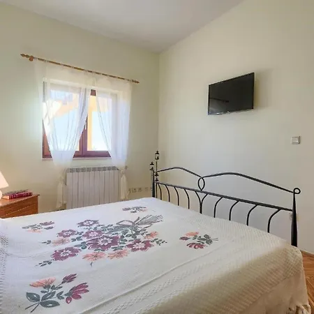 Debora With Private Pool And Backyard, Pet Friendly *