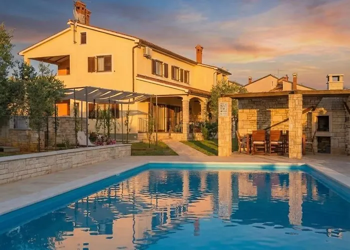 Debora With Private Pool And Backyard, Pet Friendly