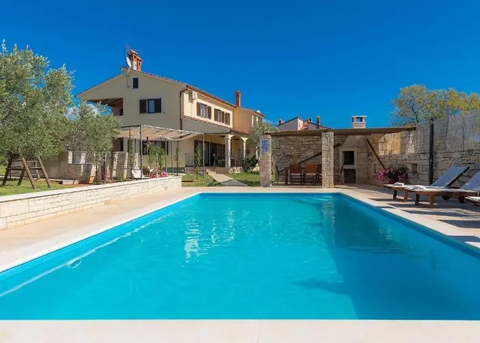 Debora With Private Pool And Backyard, Pet Friendly * Vodnjan