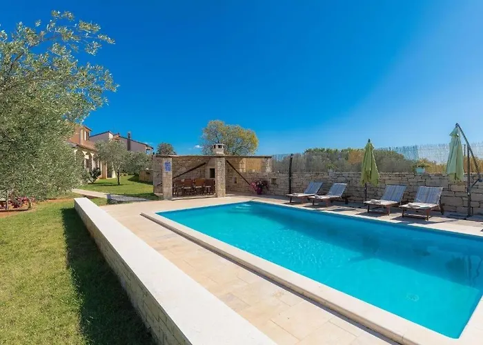 펜션 Debora With Private Pool And Backyard, Pet Friendly 보드냔