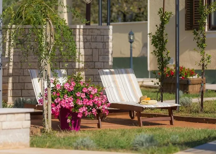 Debora With Private Pool And Backyard, Pet Friendly