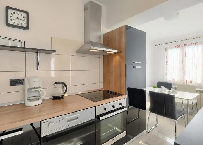 Debora With Private Pool And Backyard, Pet Friendly *