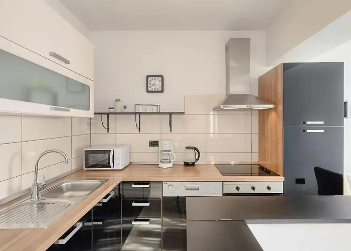 Debora With Private Pool And Backyard, Pet Friendly