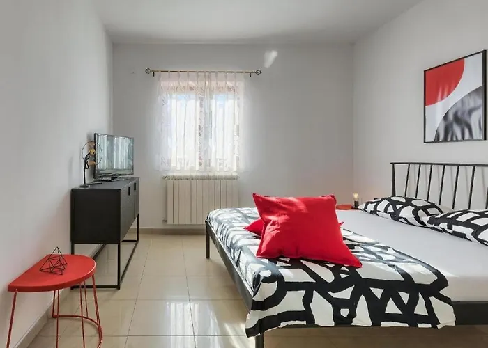 Debora With Private Pool And Backyard, Pet Friendly *