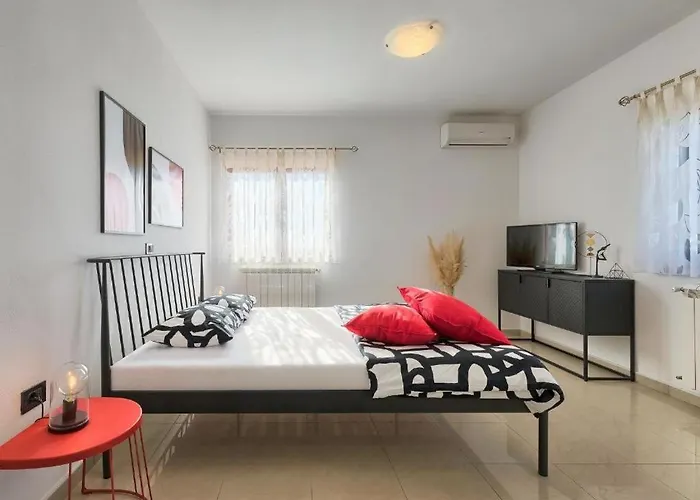 펜션 Debora With Private Pool And Backyard, Pet Friendly 보드냔