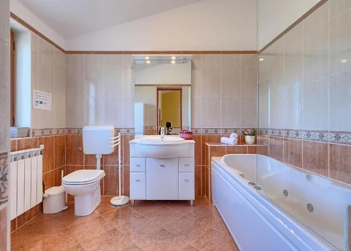 Debora With Private Pool And Backyard, Pet Friendly 펜션 보드냔