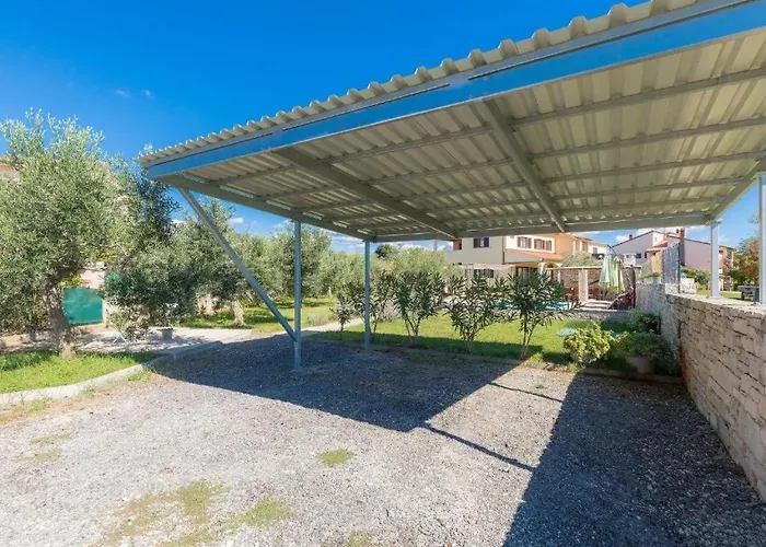 Debora With Private Pool And Backyard, Pet Friendly Nyaraló